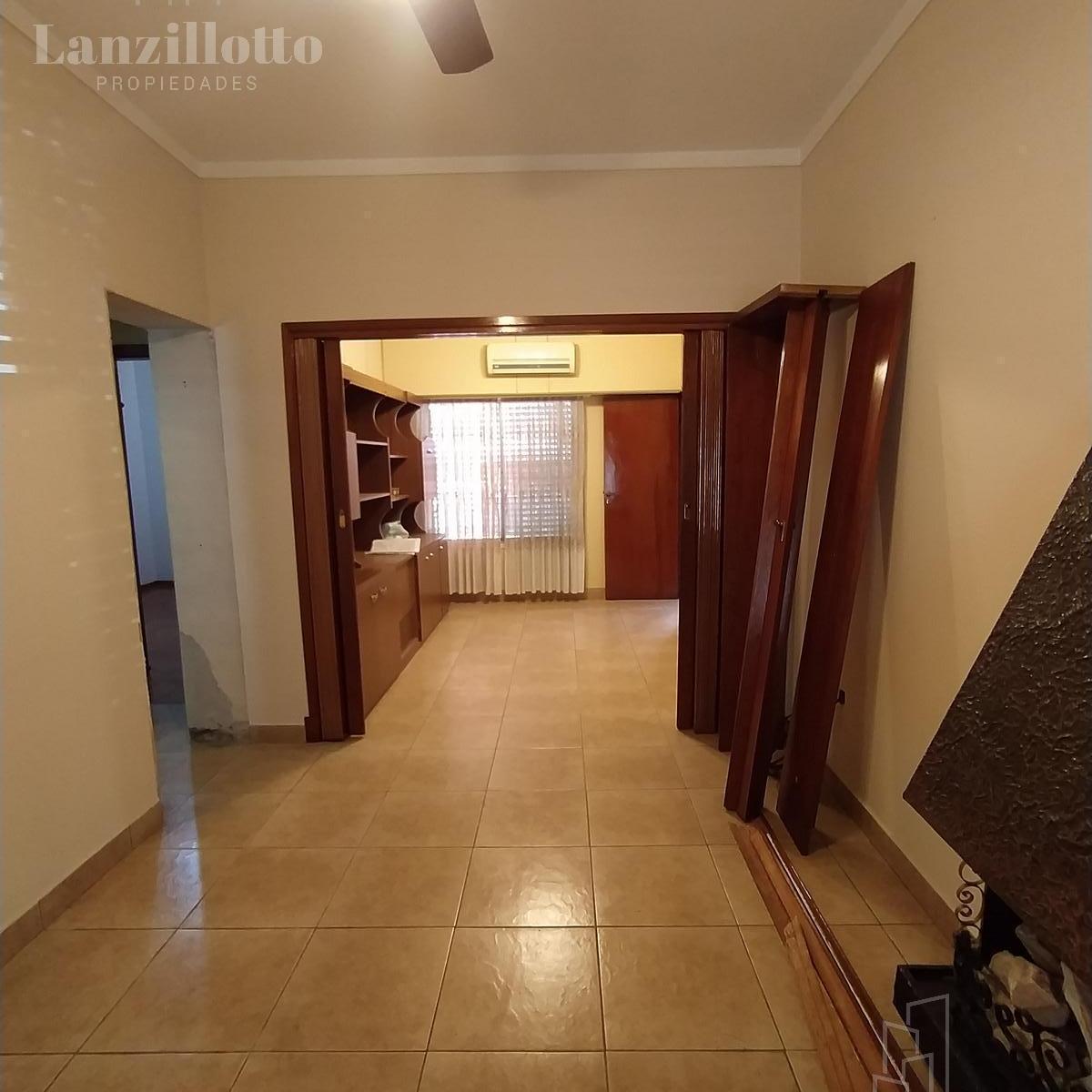 Casa en Planta Baja. Lote Propio 3 Ambientes con Cochera Impecable 2