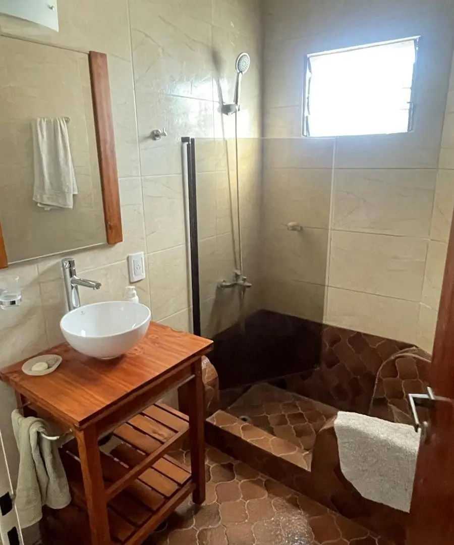 Casa 4 ambientes en esquina reciclada – Muy buen estado – Cochera Quincho Terraza! 5