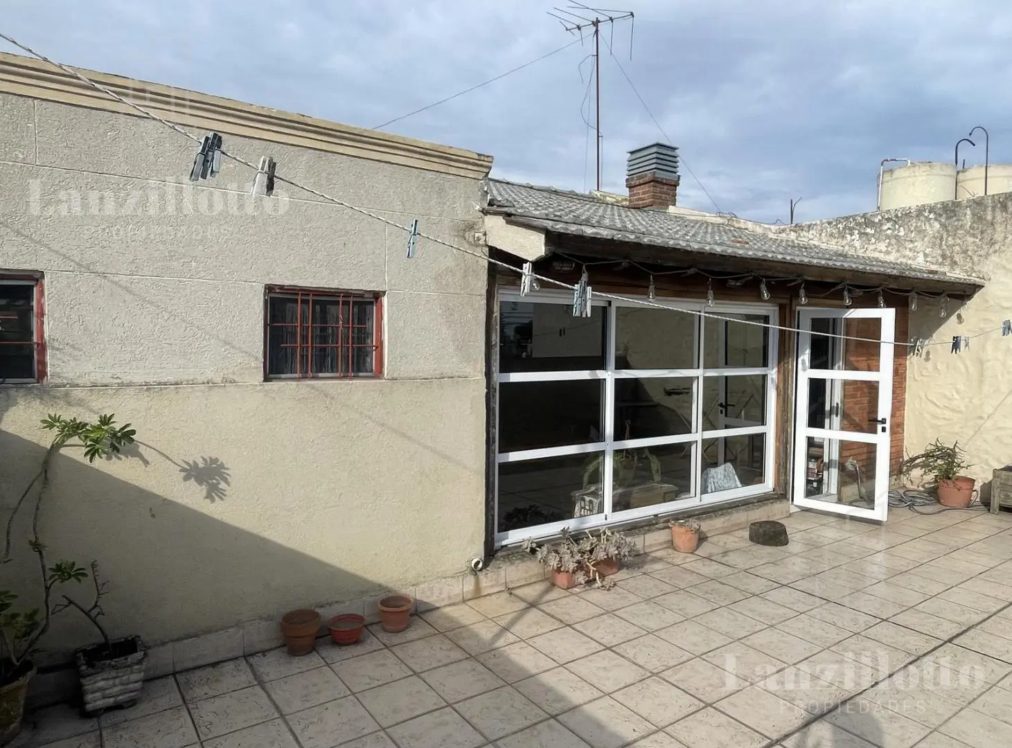 Casa 4 ambientes en esquina reciclada – Muy buen estado – Cochera Quincho Terraza! 4
