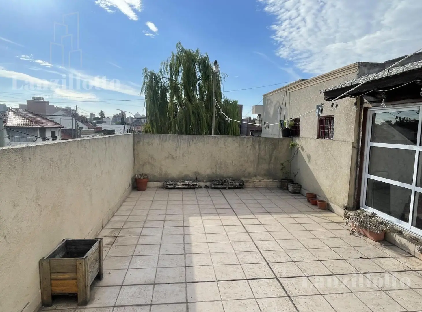 Casa 4 ambientes en esquina reciclada – Muy buen estado – Cochera Quincho Terraza! 2