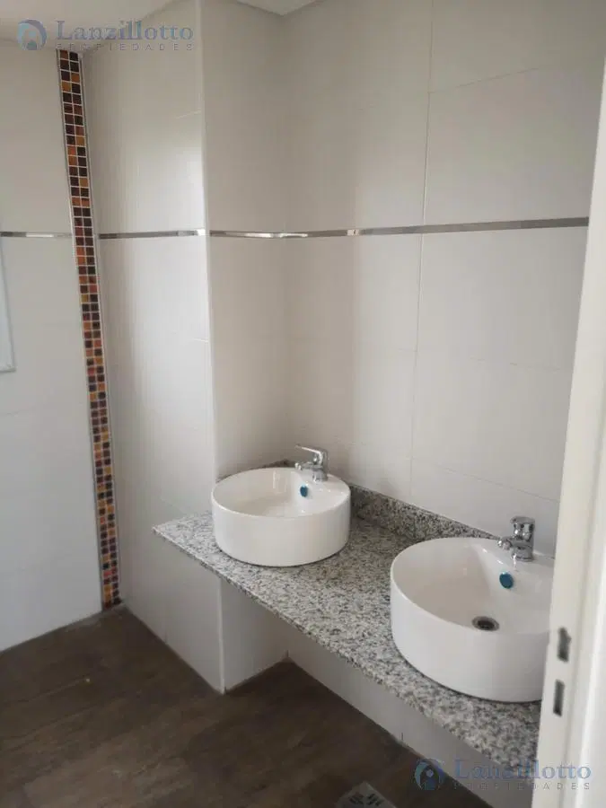 Departamento 2 ambientes con cochera en alquiler en Lanús Este 5