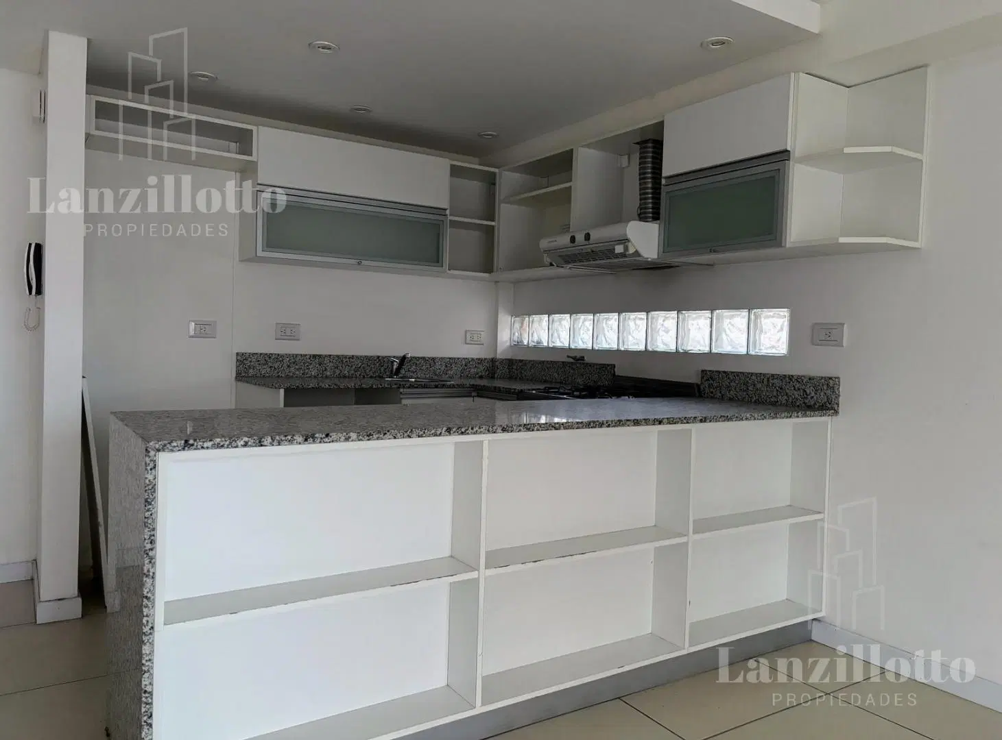 Departamento 2 ambientes con cochera en alquiler en Lanús Este 3