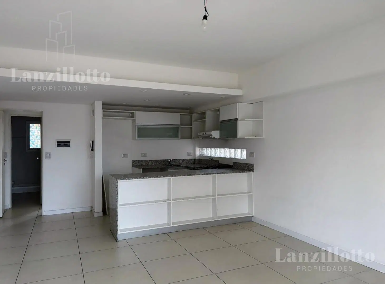 Departamento 2 ambientes con cochera en alquiler en Lanús Este 2