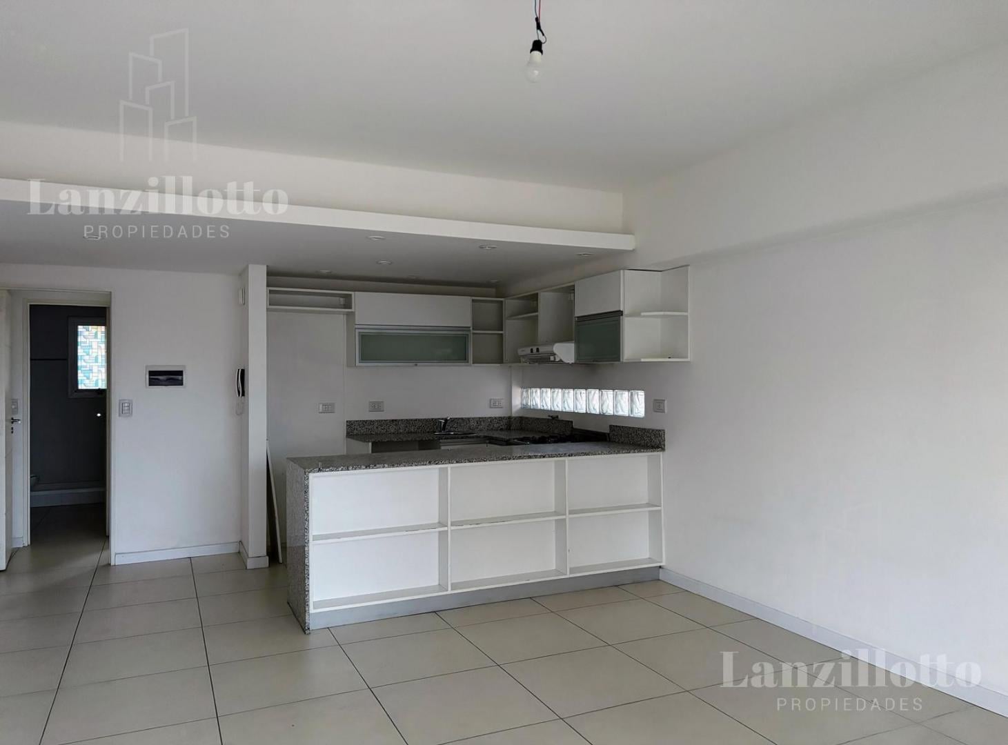 Departamento 2 ambientes con cochera en alquiler en Lanús Este