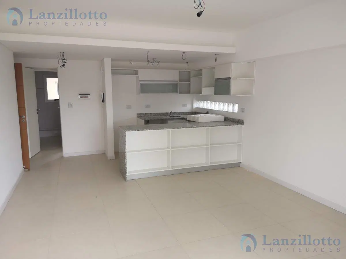 Departamento 2 ambientes con cochera en alquiler - Lanús Este 3