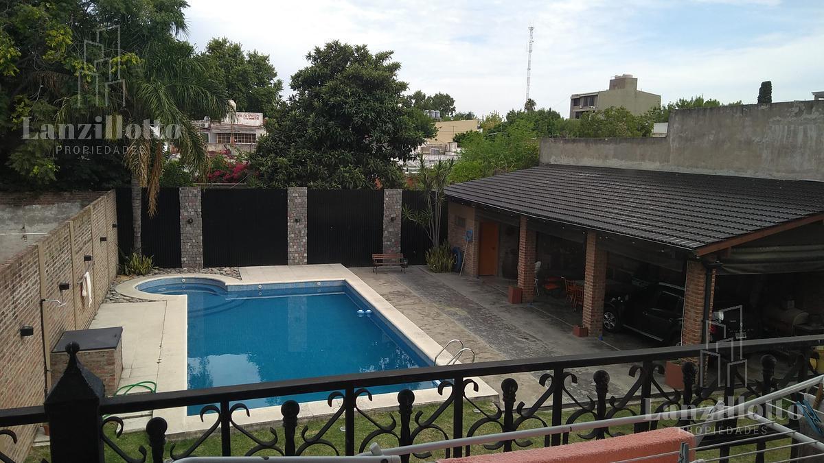 Foto de Casa 5 ambientes con quincho, pileta y parque a la venta en Lanus Este, imagen 2
