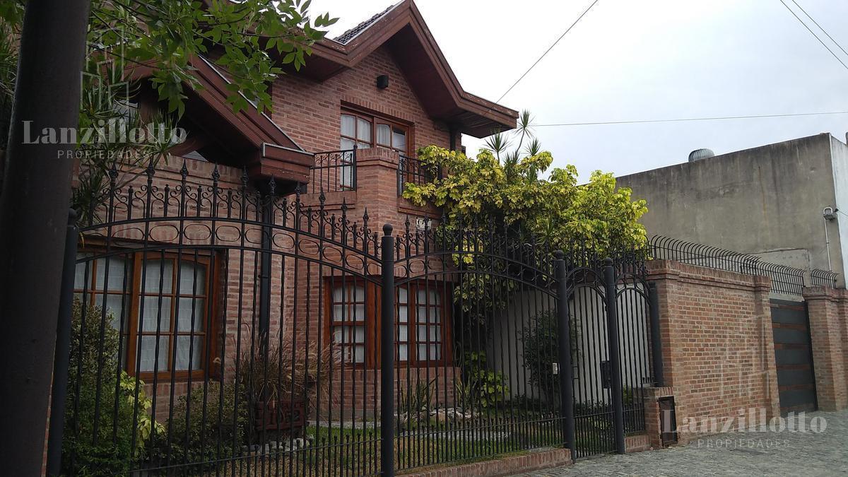 Foto de Casa 5 ambientes con quincho, pileta y parque a la venta en Lanus Este, imagen 1