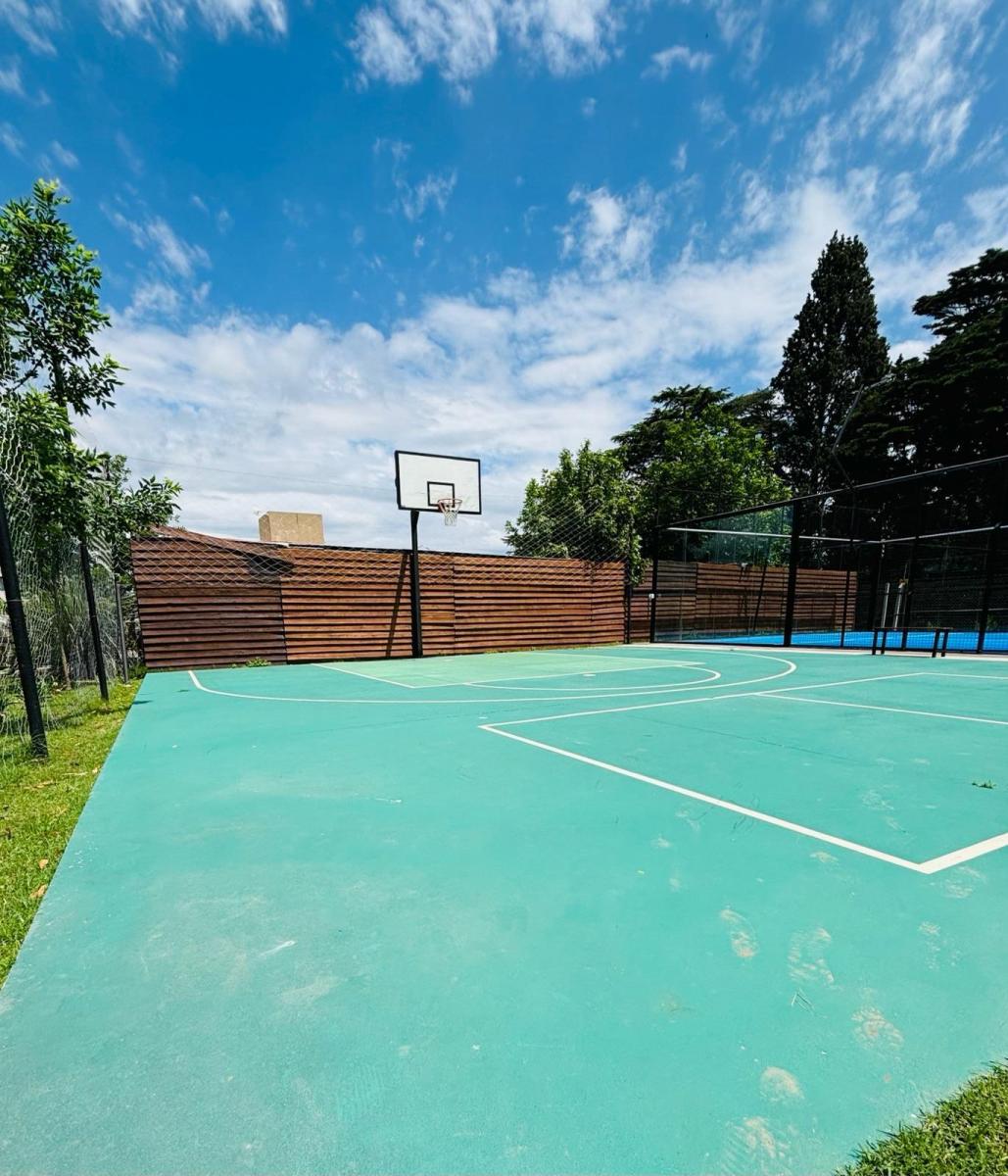 Lote de gran tamaño en el centro del barrio
