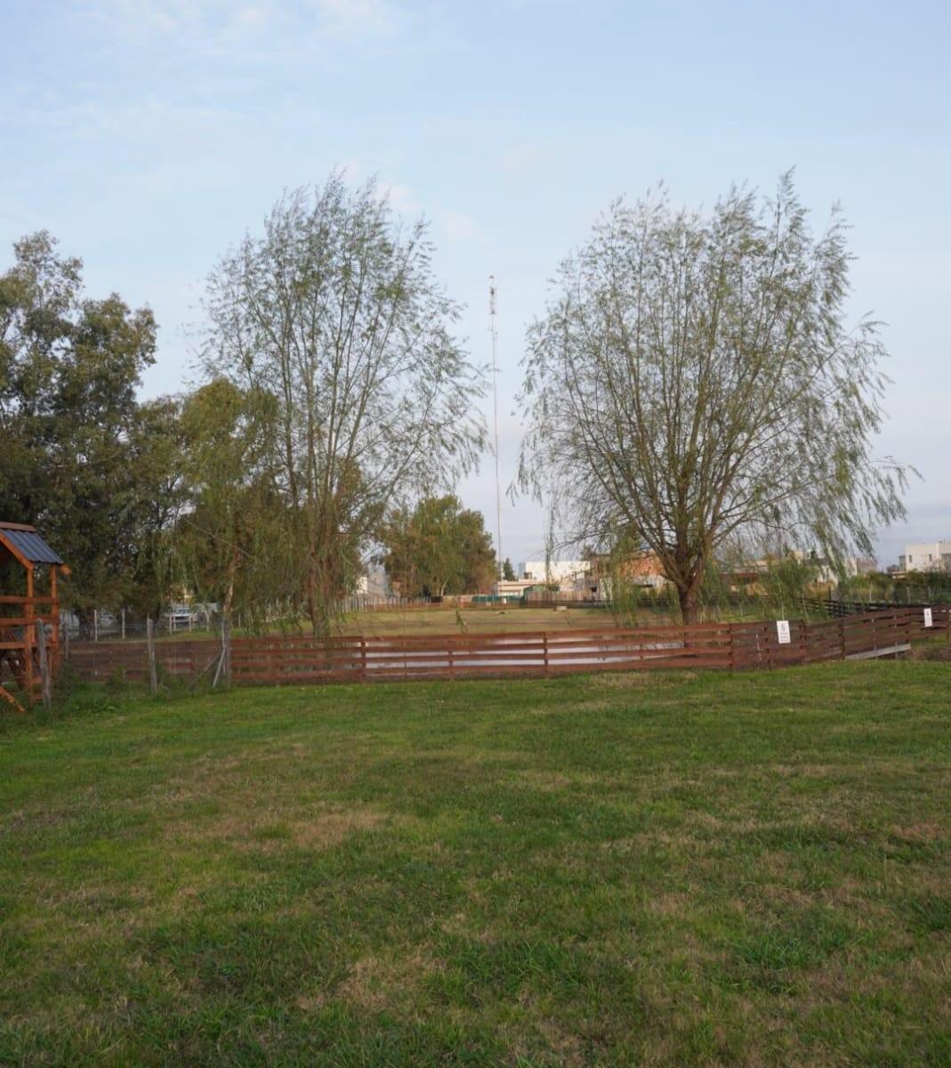 Terreno con lago y naturaleza.