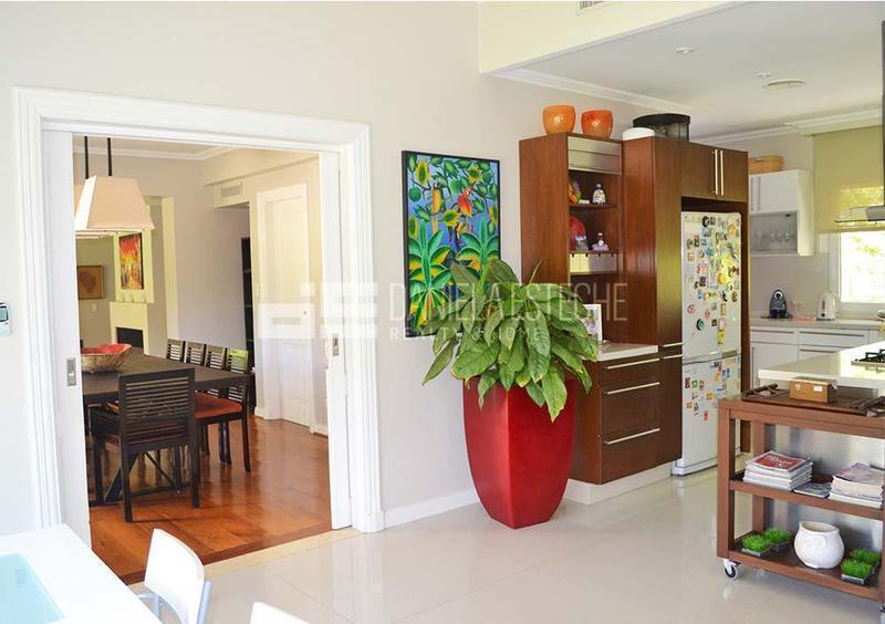 Daniela Esteche Realty & Home. Casa Estilo Francés en Doble Lote. La Peregrina 1