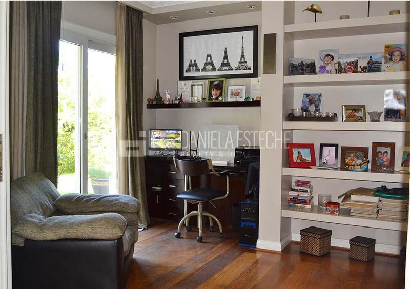 Daniela Esteche Realty & Home. Casa Estilo Francés en Doble Lote. La Peregrina 2