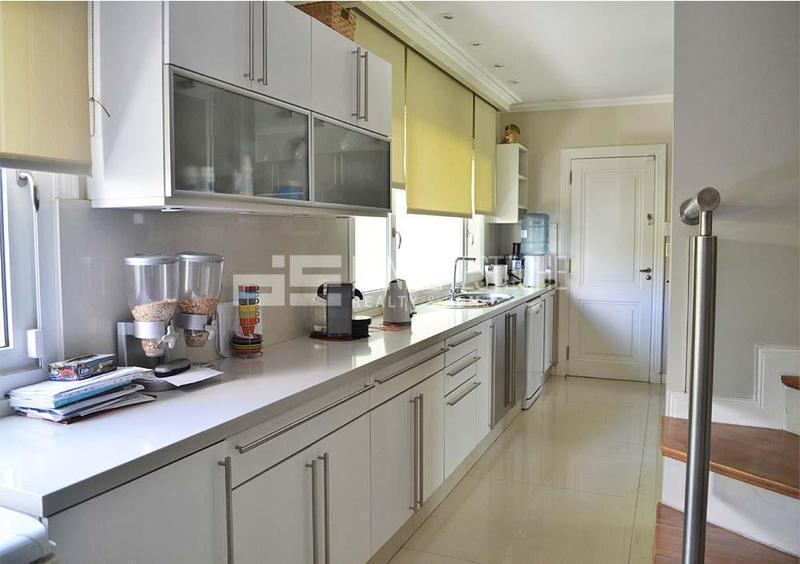 Daniela Esteche Realty & Home. Casa Estilo Francés en Doble Lote. La Peregrina 4