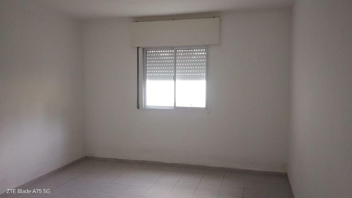 Foto de ¡CASA EN ALQUILER DE 1 DORMITORIO CON GARAGE Y PATIO DE CESPED! B°, imagen 3