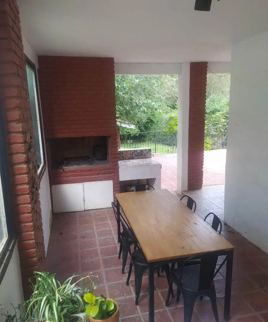 ALQUILER ANUAL EN ICHO CRUZ A 150 METROS DE AV. ARGENTINA Y A 300 DEL RÍO.
CASA DE DOS DORMITORIOS. 4