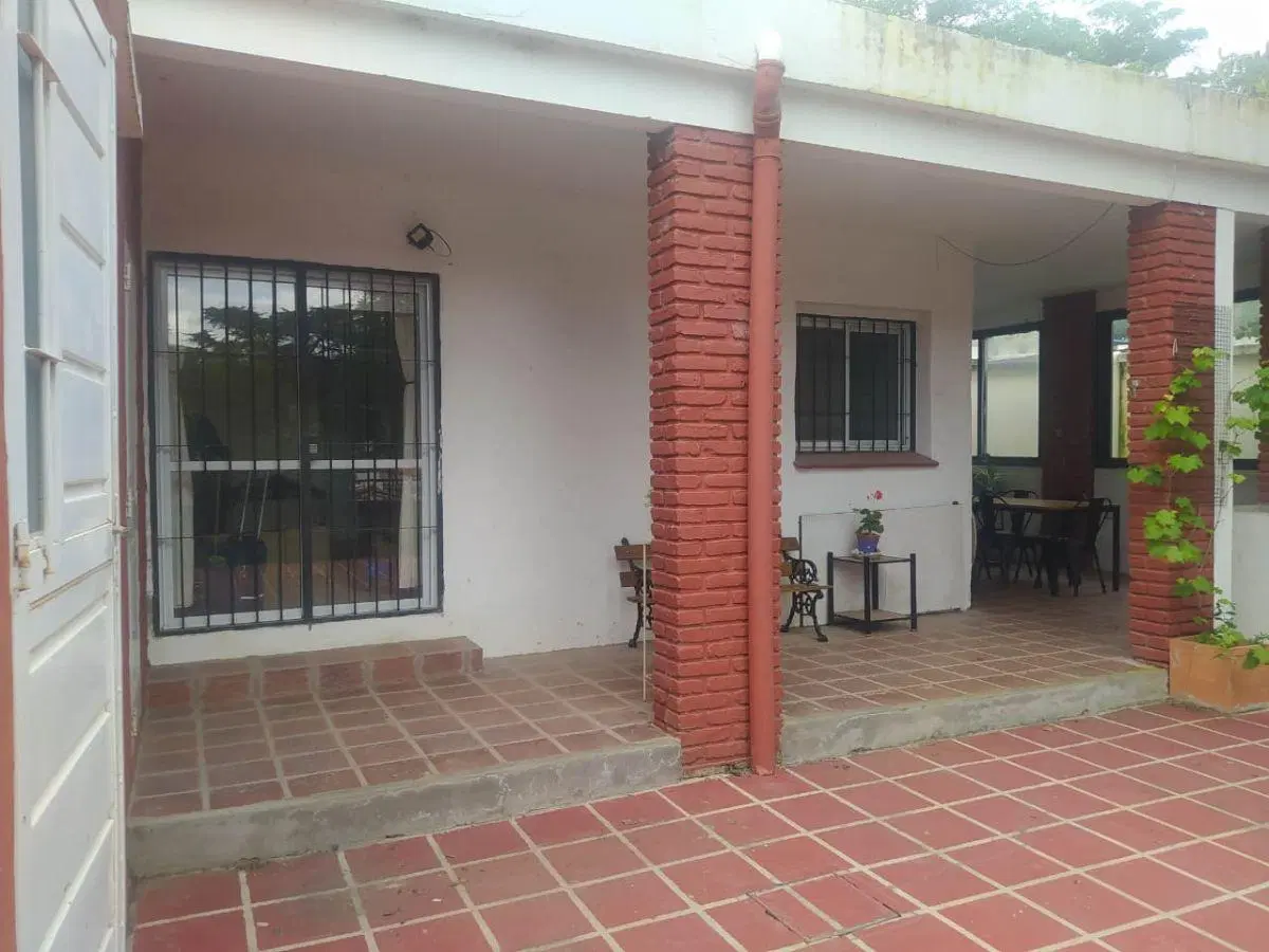 ALQUILER ANUAL EN ICHO CRUZ A 150 METROS DE AV. ARGENTINA Y A 300 DEL RÍO.
CASA DE DOS DORMITORIOS. 2