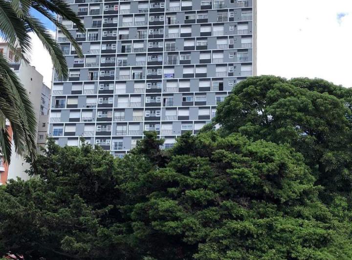 DEPARTAMENTO MONOAMBIENTE RECICLADO FRENTE A LA PLAZA COLON, EXCELENTE UBICACIÓN. 2