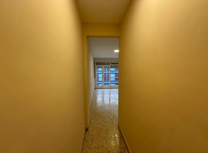 Alquiler 24 meses, dos ambientes a la calle, zona centro 2