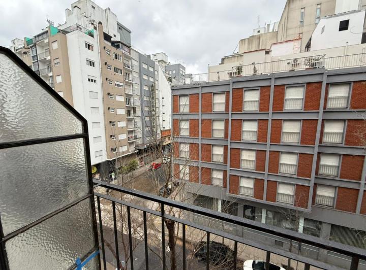Alquiler 24 meses, dos ambientes a la calle, zona centro 3