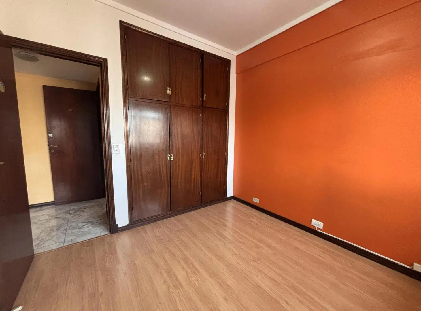 Venta semipiso 3 ambientes con dependencia de servicio. Cochera y baulera. Zona macrocentro 4