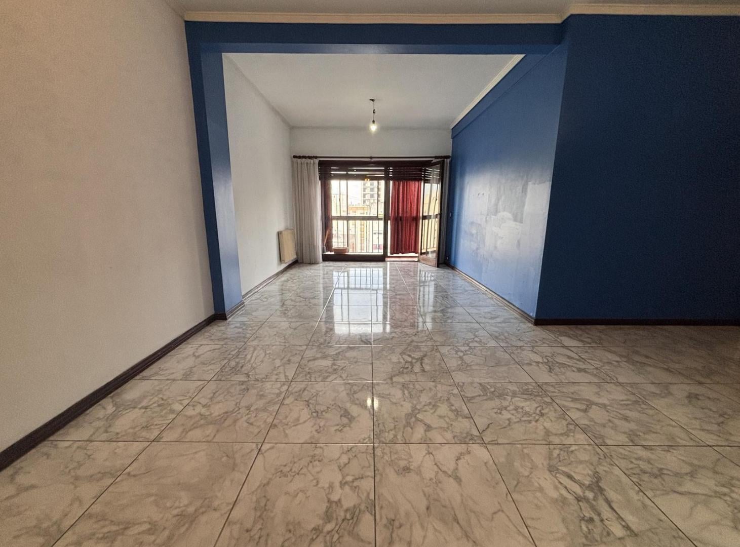Venta semipiso 3 ambientes con dependencia de servicio. Cochera y baulera. Zona macrocentro