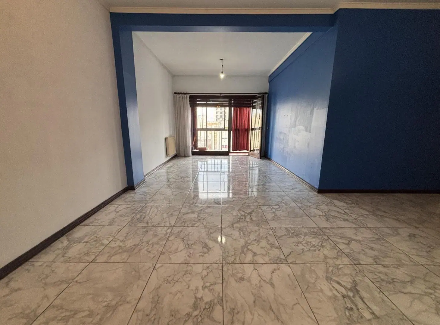 Venta semipiso 3 ambientes con dependencia de servicio. Cochera y baulera. Zona macrocentro 1