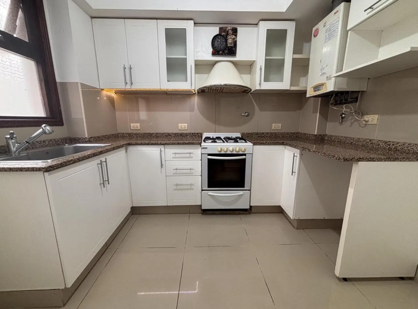 Venta semipiso 3 ambientes con dependencia de servicio. Cochera y baulera. Zona macrocentro 8