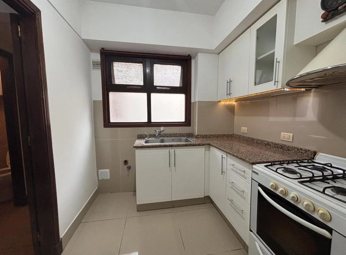 Venta semipiso 3 ambientes con dependencia de servicio. Cochera y baulera. Zona macrocentro 2