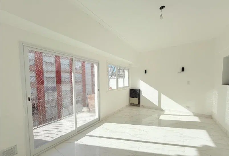 Venta departamento tres ambientes, zona centro, sobre vereda de sol 4