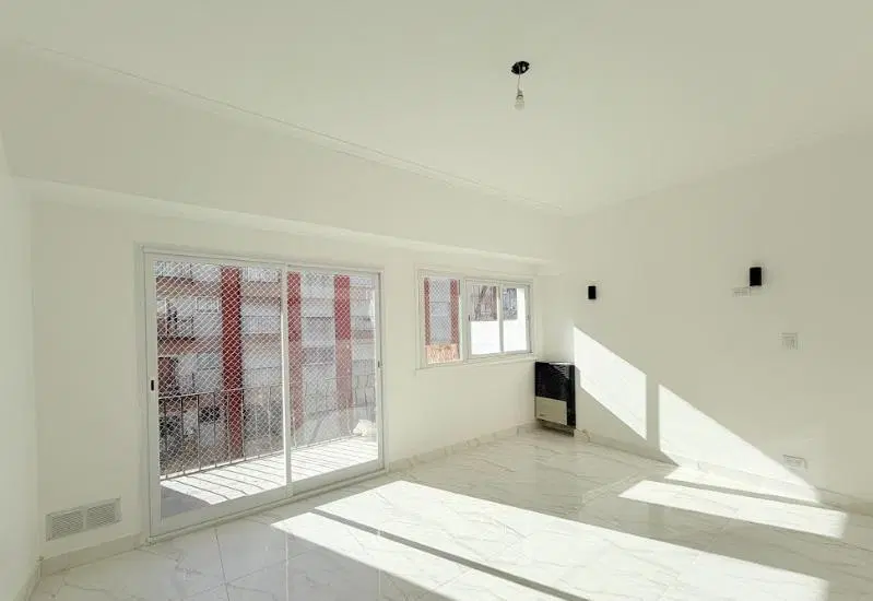Venta departamento tres ambientes, zona centro, sobre vereda de sol 2