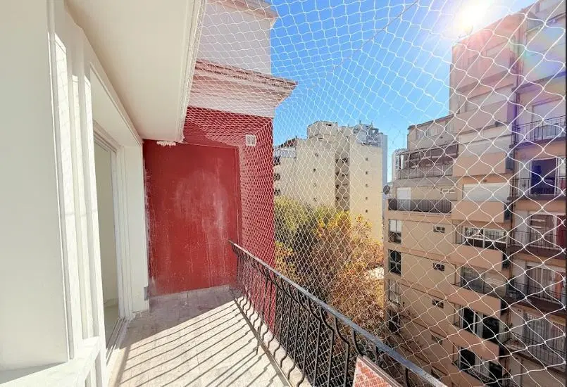Venta departamento tres ambientes, zona centro, sobre vereda de sol 8