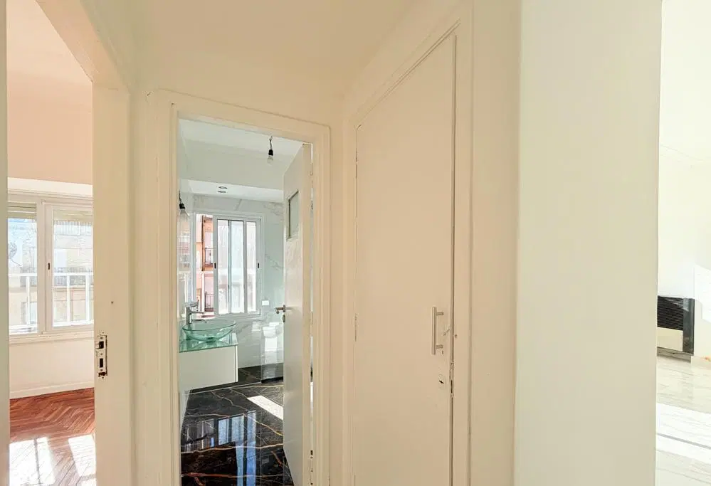 Venta departamento tres ambientes, zona centro, sobre vereda de sol 3