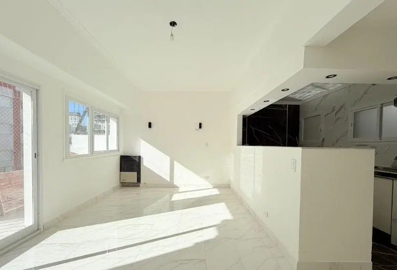Venta departamento tres ambientes, zona centro, sobre vereda de sol 1
