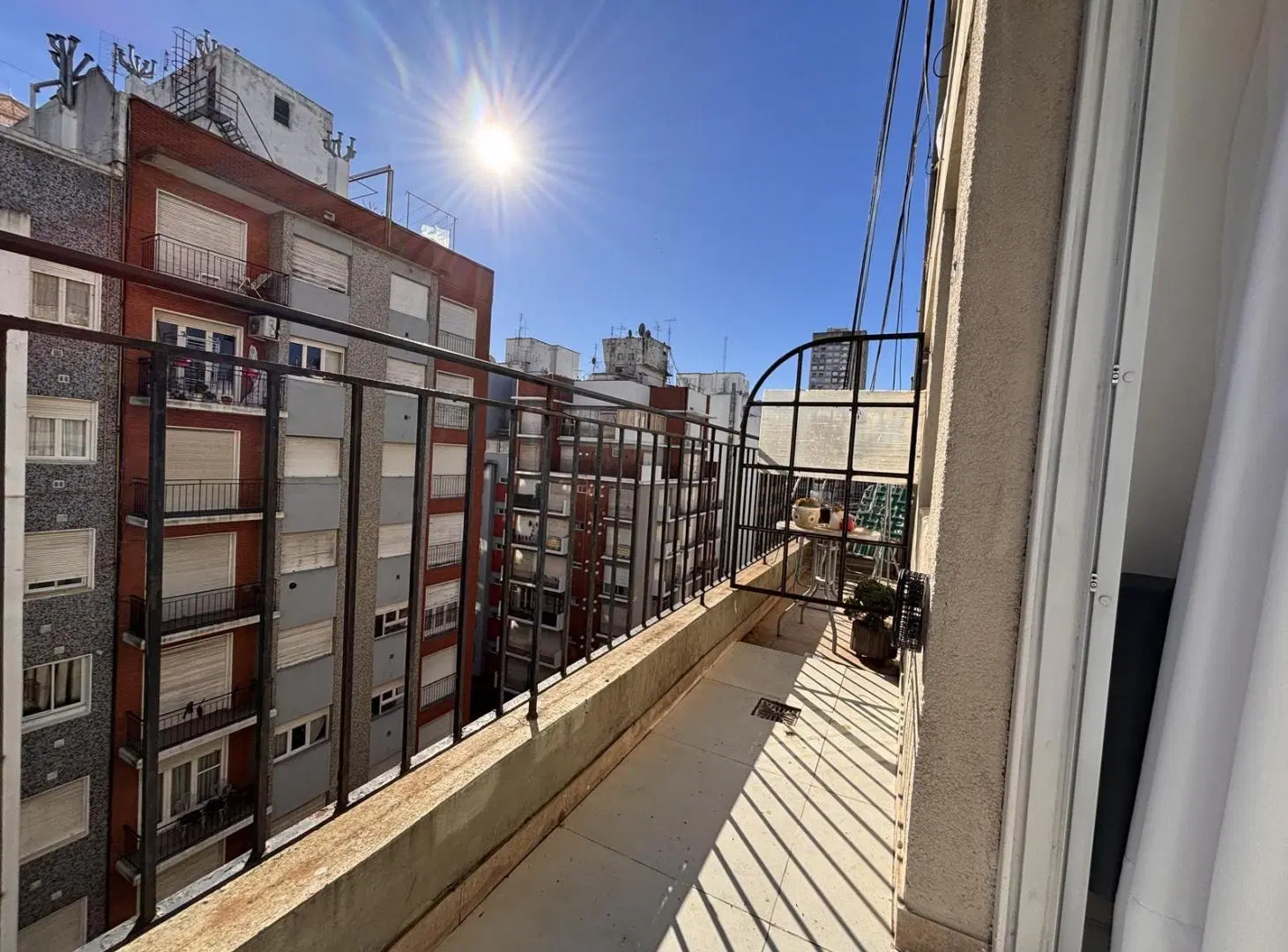 Venta departamento un ambiente, sobre vereda de sol. Zona centro, a metros del mar 3