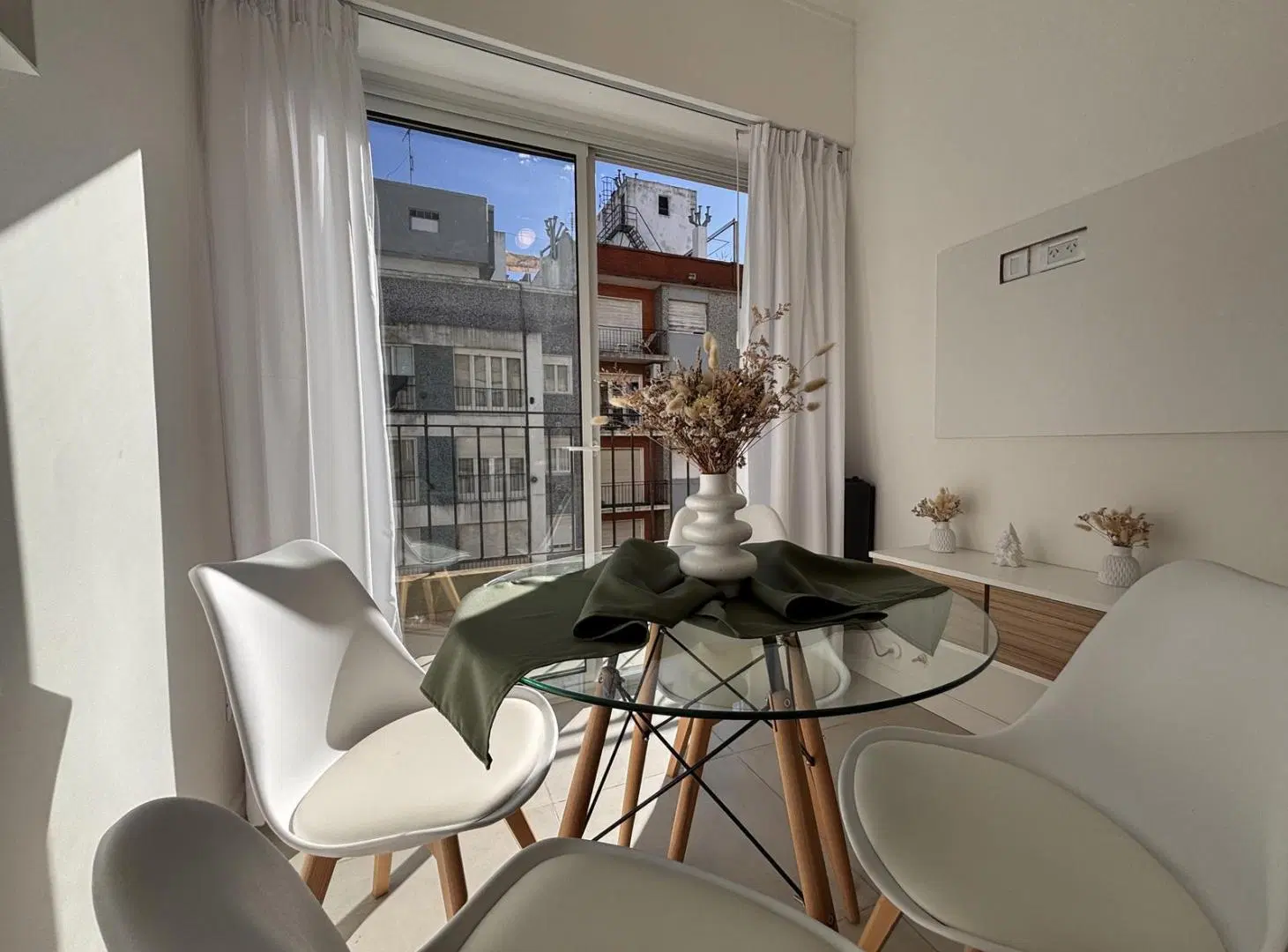 Venta departamento un ambiente, sobre vereda de sol. Zona centro, a metros del mar 2