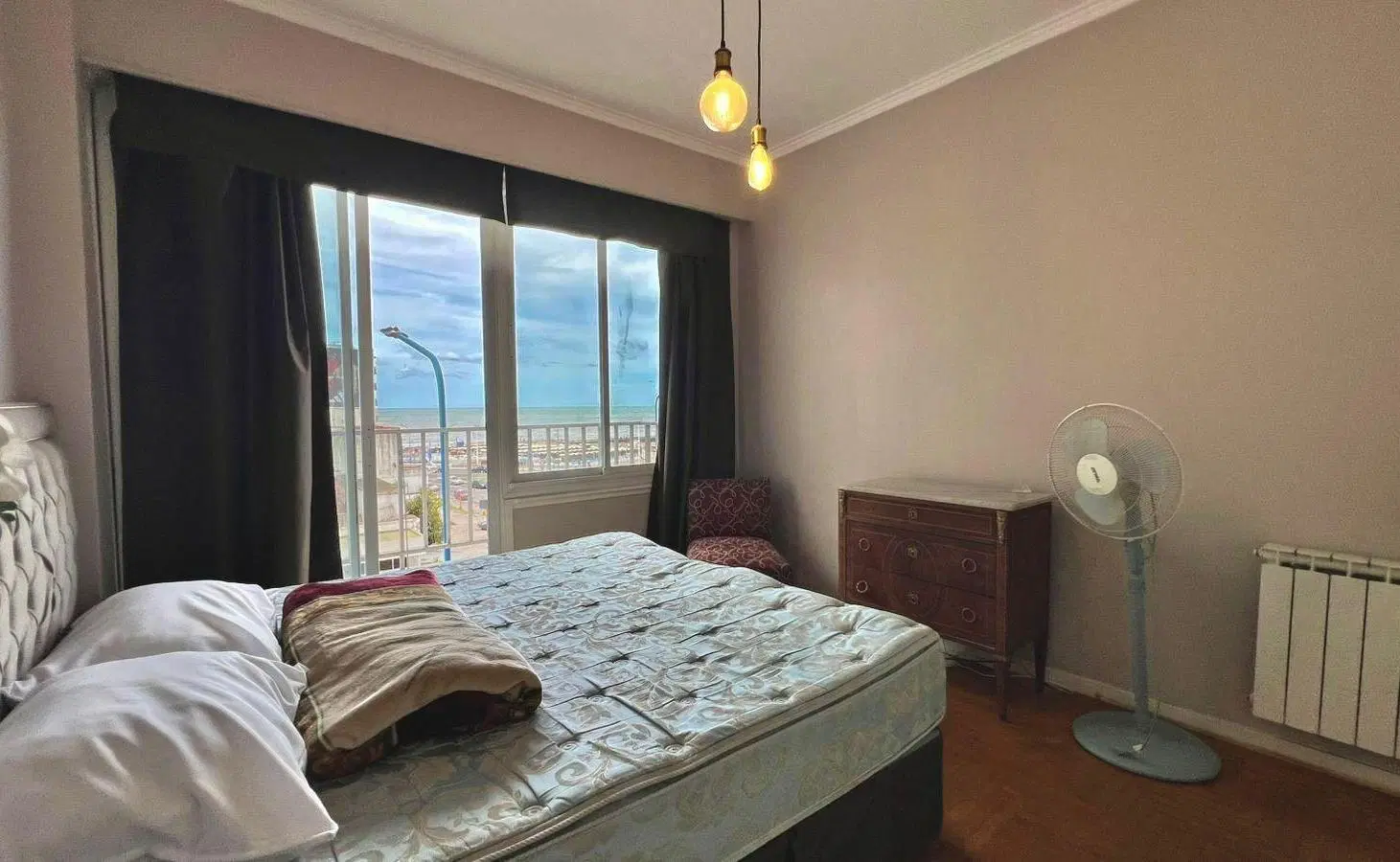 Departamento 3 ambientes con dependencia en alquiler 24 meses vista al mar con balcón saliente. 5