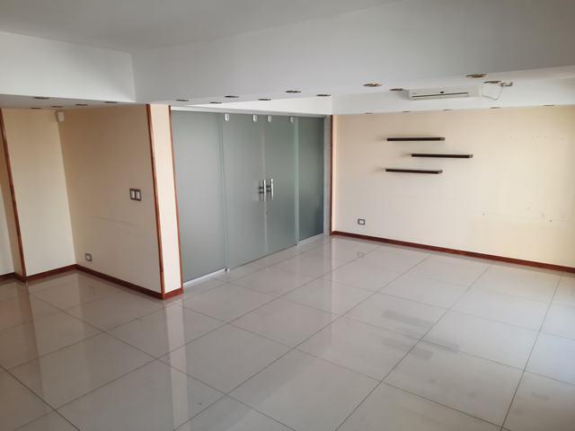 Moderno y Lujoso Piso de 5 Ambientes, con Dependencia, Cochera y Baulera 2