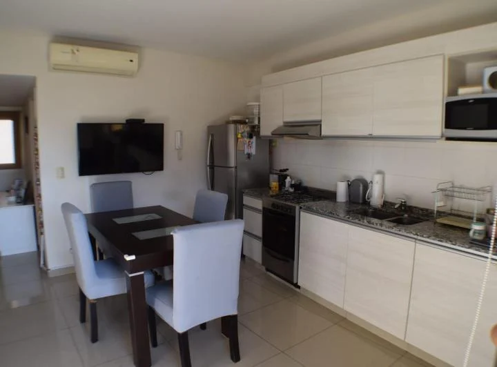 Muy lindo depto. 2 ambientes con balcon. COCHERA. Jardin c/parrilla común 2