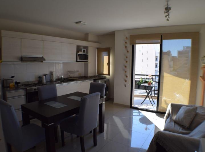 Muy lindo depto. 2 ambientes con balcon. COCHERA. Jardin c/parrilla común 3