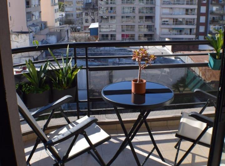 Muy lindo depto. 2 ambientes con balcon. COCHERA. Jardin c/parrilla común 5