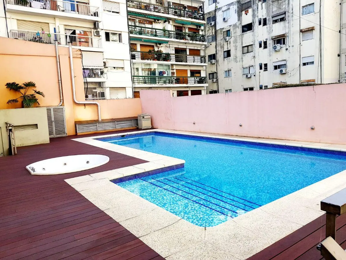 Excelente Semipiso de 4 Amb. Al Frente, 2 Patios, Baulera, Cochera y Amenities. 3