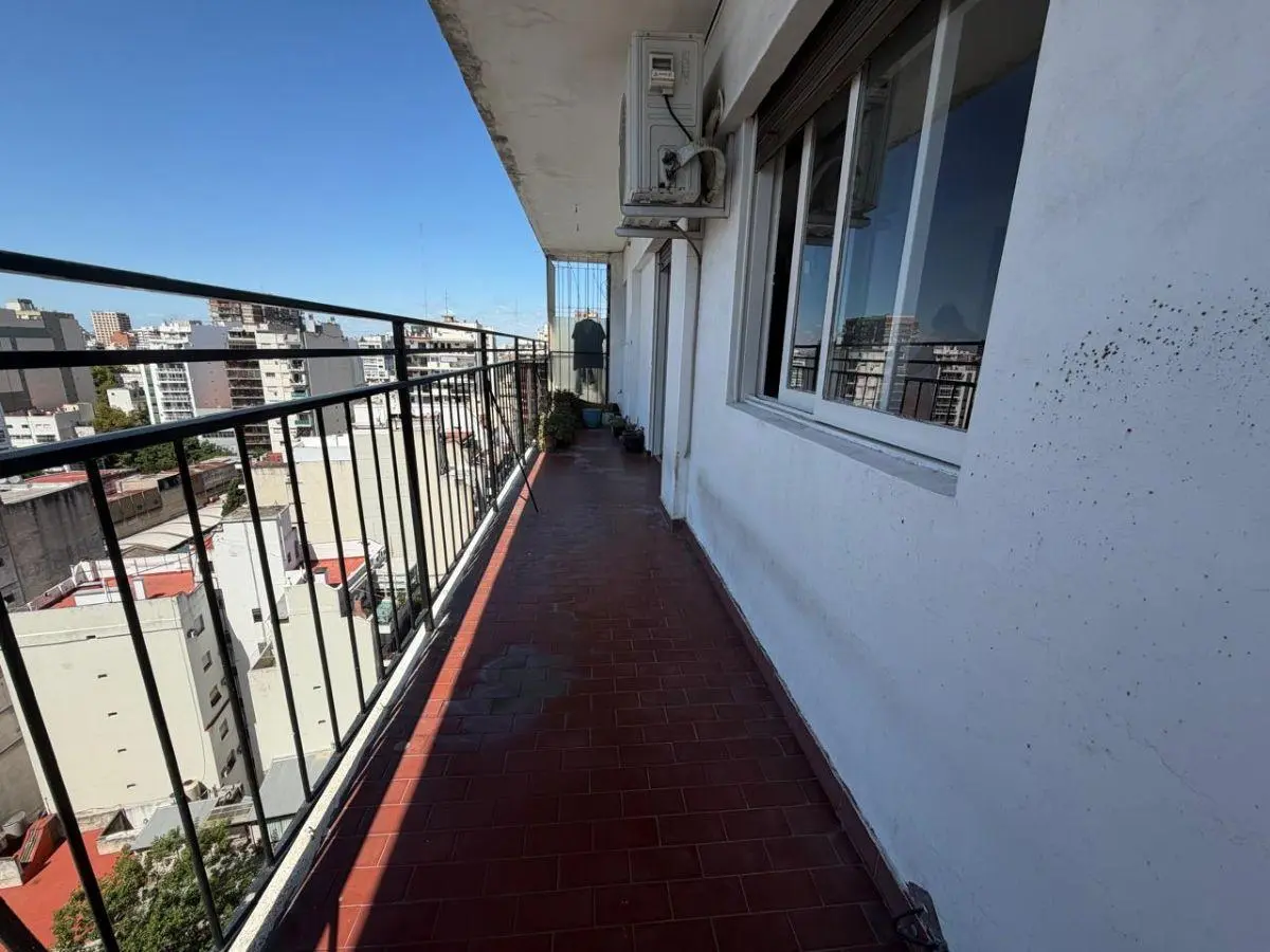 Impecable departamento de 3 ambientes, hecho 2, a nuevo con gran balcón. Muy luminoso 4