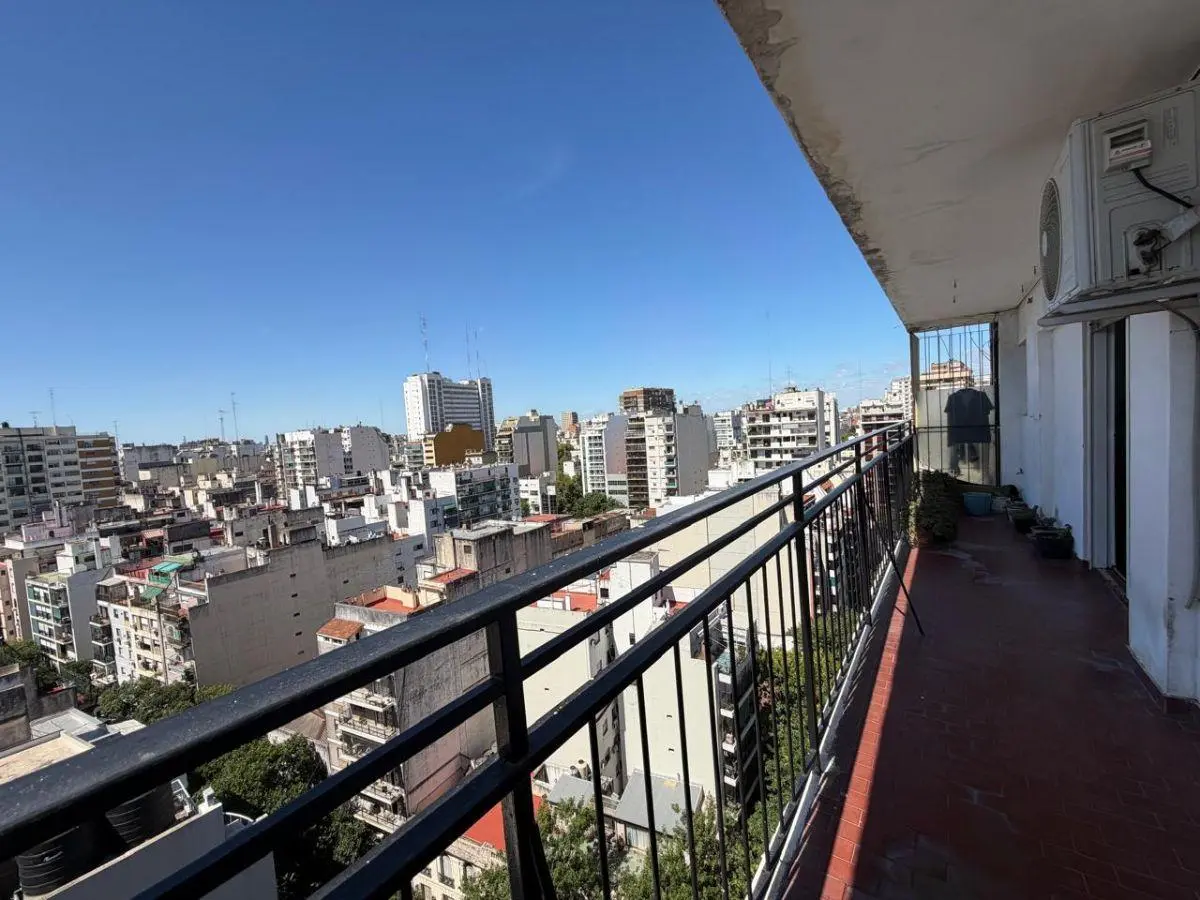 Impecable departamento de 3 ambientes, hecho 2, a nuevo con gran balcón. Muy luminoso 5