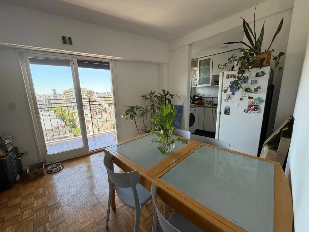 Impecable departamento de 3 ambientes, hecho 2, a nuevo con gran balcón. Muy luminoso 2