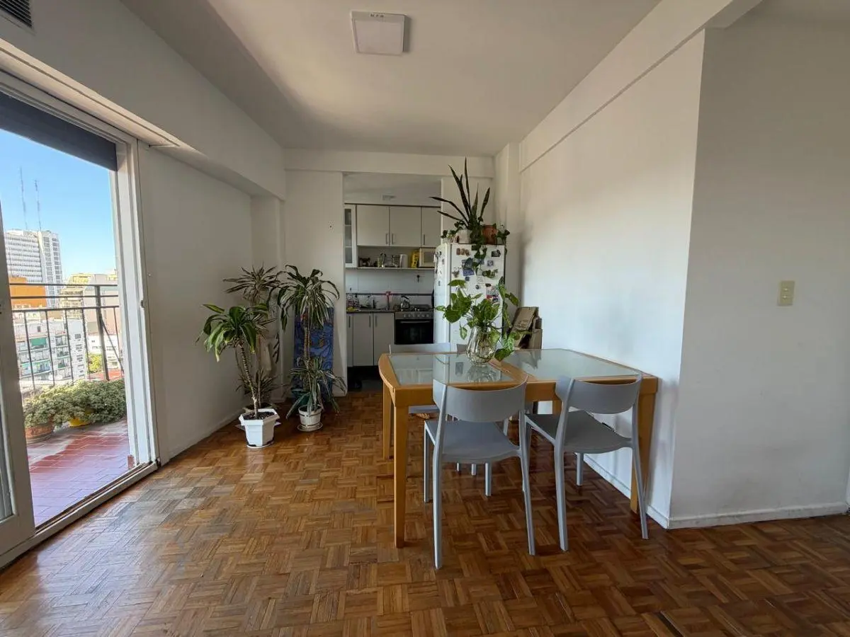 Impecable departamento de 3 ambientes, hecho 2, a nuevo con gran balcón. Muy luminoso 3
