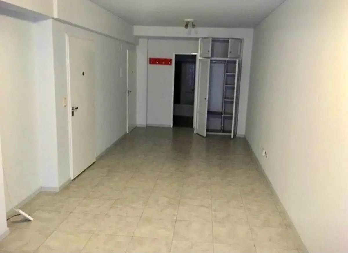 Muy lindo monoambiente amplio, con patio 2