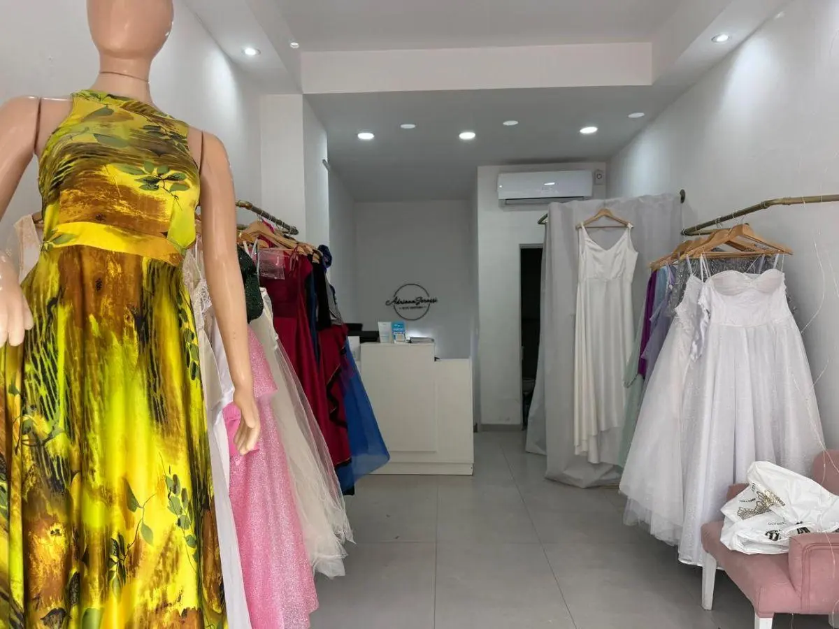 Local comercial desarrollado en dos plantas, con vidriera. EXPENSAS INCLUIDAS 4