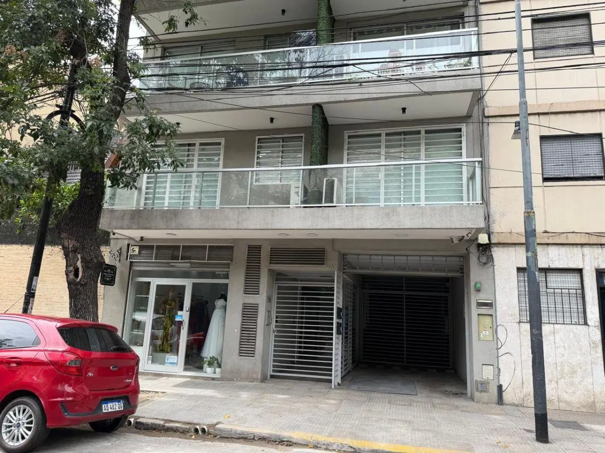 Local comercial desarrollado en dos plantas, con vidriera. EXPENSAS INCLUIDAS 3