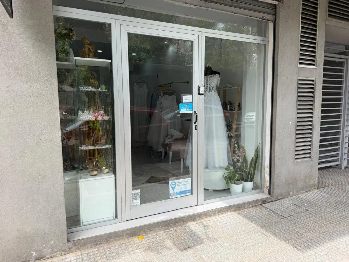 Local comercial desarrollado en dos plantas, con vidriera. EXPENSAS INCLUIDAS 2