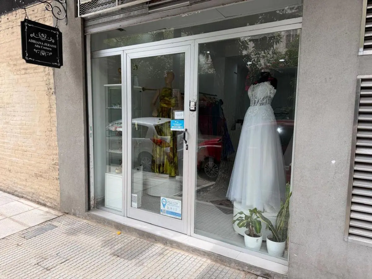 Local comercial desarrollado en dos plantas, con vidriera. EXPENSAS INCLUIDAS 5