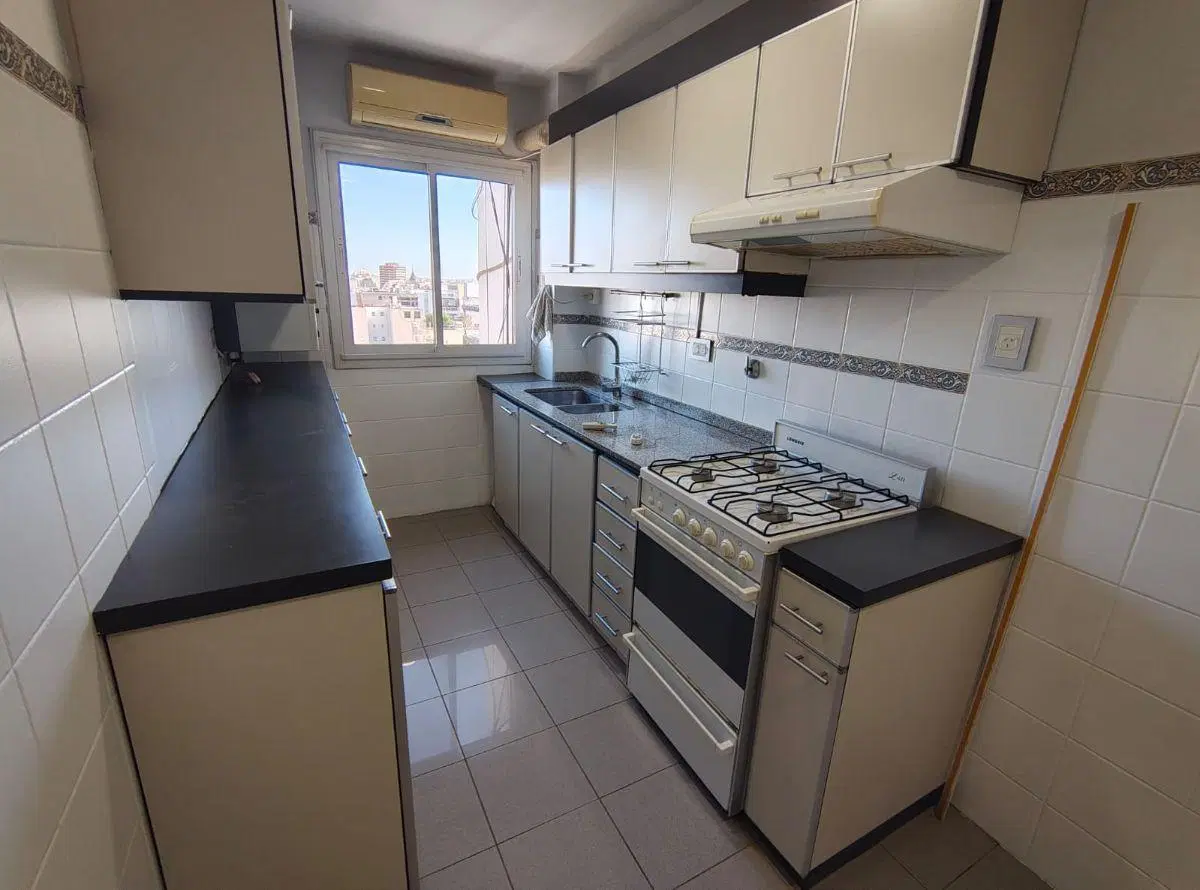 Impecable departamento de 3 ambientes con balcón al contrafrente c/cochera y baulera 4